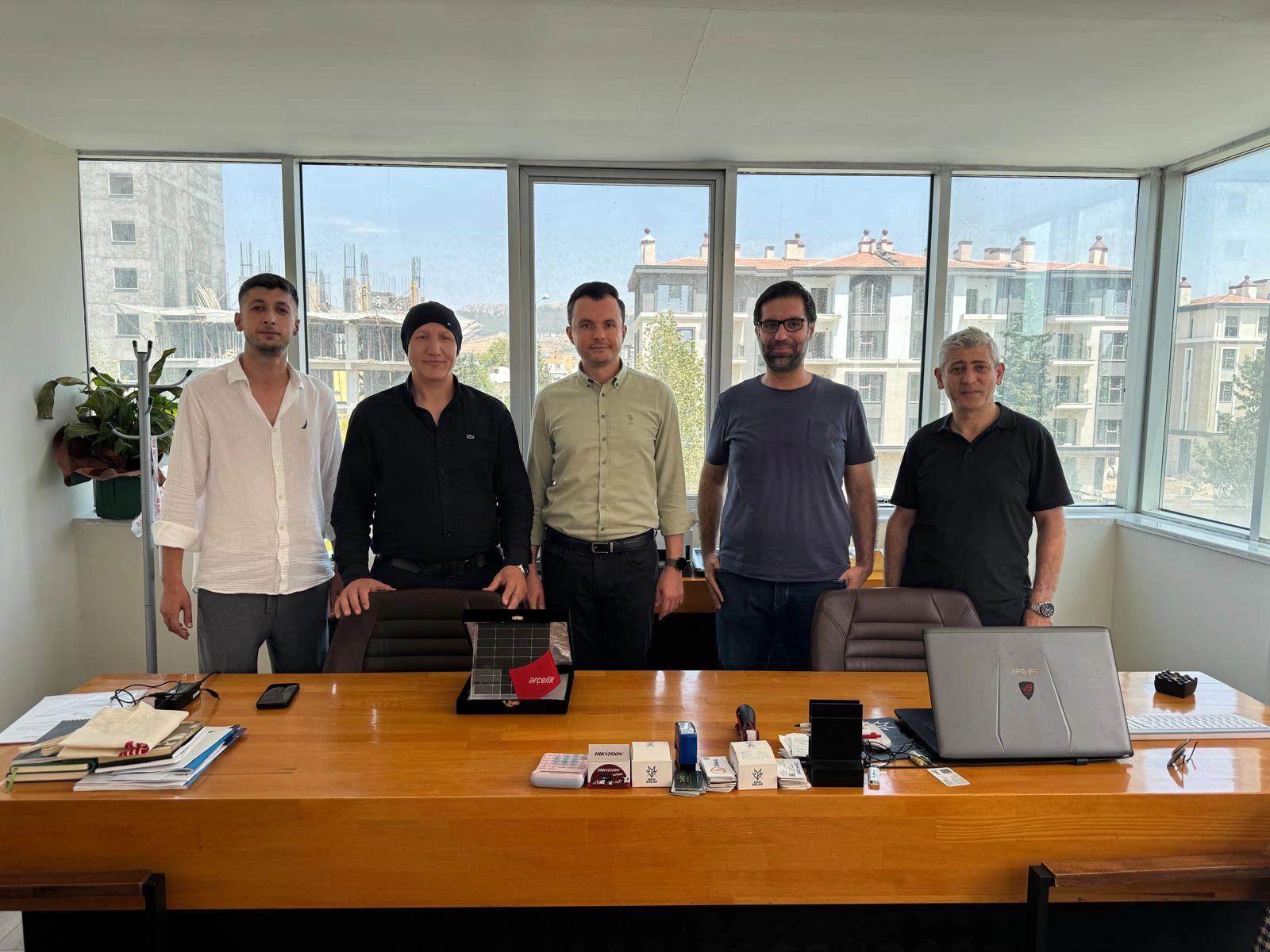 Arçelik Solar Ekibinin kıymetli yöneticileri Sn. Ersin Keş, Murat Şeflek, Anıl GÖKGÖZ bizleri ofisimizde ziyaret ederek, Arçelik EÇN Pro plaketimizi de takdim ettiler. #arçelik #arcelikpv #dnzyapienerji #solar